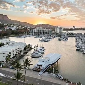 The Pier Pods On The Water- 50m From Bus Terminal And Ferry Terminal- Passport Id Requried Kapselhotel